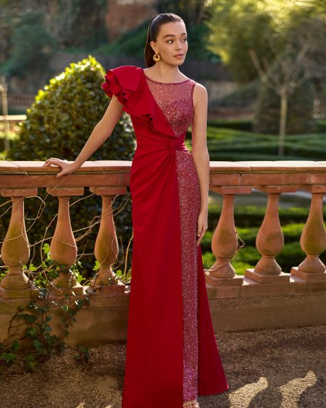 Vestido de fiesta largo. Confeccionado en crepé elástico y pedrería. Escote redondo y tirantes. Incluye chal. MARFIL_BARCELONA.