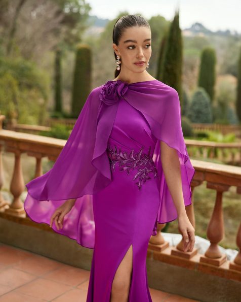 Vestido de fiesta largo. Confeccionado en crepé satén. Escote asimétrico. Detalles con bordado. Incluye capa. MARFIL_BARCELONA.