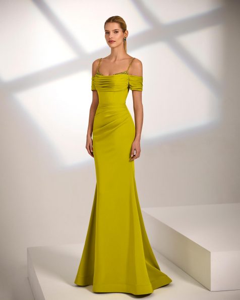 Vestido de fiesta largo. Confeccionado en crepé satén. Tirantes de pedrería y manga caída. Incluye chal. MARFIL_BARCELONA.