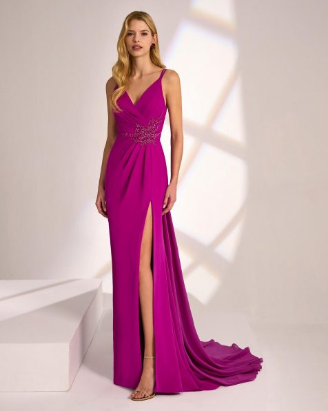 Long evening dress made of stretch crepe. V-neckline with double straps. Beaded detail on the side. Includes a detachable train and a shawl. MARFIL_BARCELONA.
