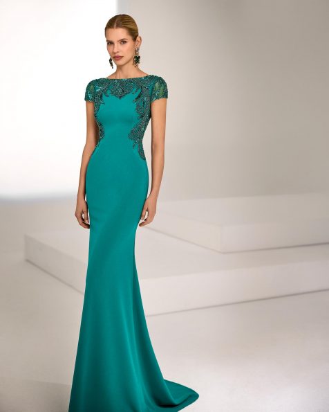 Vestido de fiesta largo. Confeccionado en crepé elástico. Escote barco y manga corta. Detalles con pedrería. Incluye chal. MARFIL_BARCELONA.