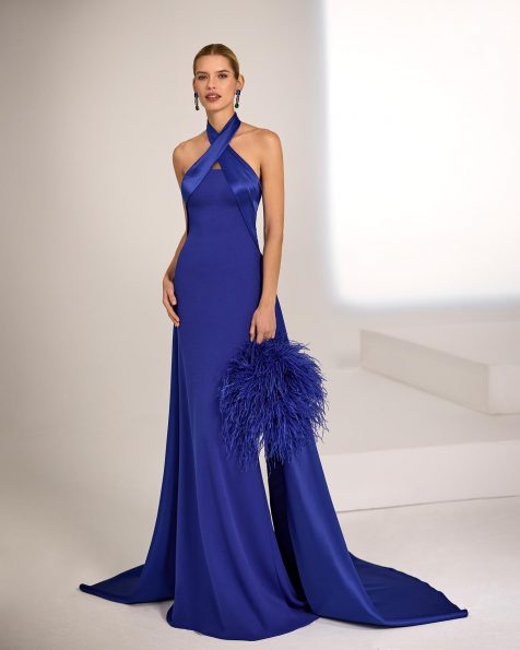 Abito da sera lungo. Realizzato in crêpe elasticizzato. Scollo incrociato e strascico in satin. Include scialle. MARFIL_BARCELONA.