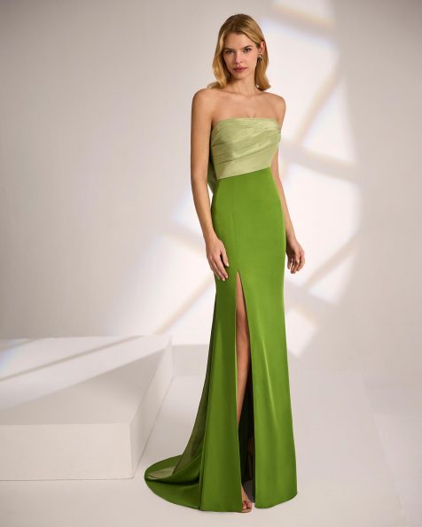 Vestido de fiesta largo. Confeccionado en crepé satén y tafetán. Escote palabra de honor y lazo extraíble. Incluye chal. MARFIL_BARCELONA.