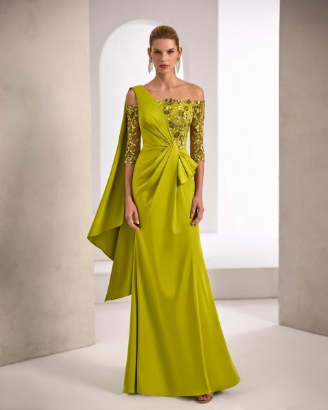 Vestido de fiesta largo, confeccionado en crepé satinado. Escote asimétrico, manga francesa y encaje en cuerpo. MARFIL_BARCELONA.