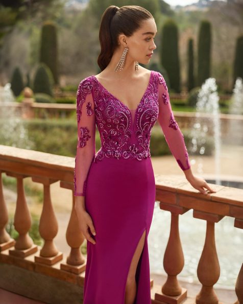 Vestido de fiesta largo. Confeccionado en crepé elástico. Escote pico y cuerpo de encaje. Manga larga. Incluye chal. MARFIL_BARCELONA.