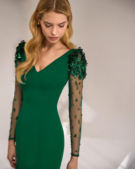 Vestido de fiesta largo. Confeccionado en crepé elástico. Escote pico y espalda escotada. Manga larga. MARFIL_BARCELONA.