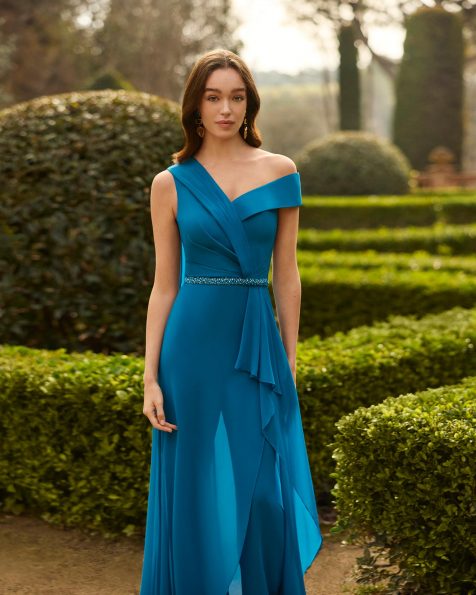 Pants with blouse, made of chiffon. Asymmetrical neckline, side slit with beaded detail at the waist. Includes shawl. MARFIL_BARCELONA.