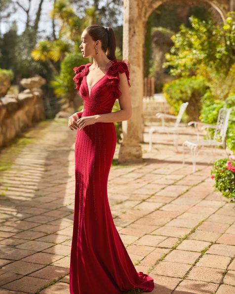 Vestido de fiesta largo. Confeccionado en jersey. Escote profundo y espalda en V. Tirantes. Incluye chal. MARFIL_BARCELONA.