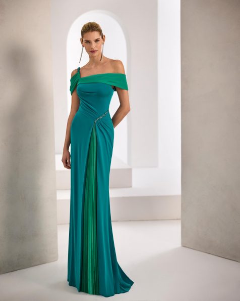 Vestido de fiesta largo. Confeccionado en jersey. Escote asimétrico y tirantes caídos. Incluye chal. MARFIL_BARCELONA.