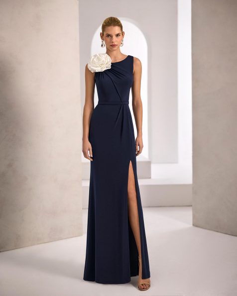 Vestido de fiesta largo. Confeccionado en jersey. Escote barco y espalda en V. Detalles florales. Incluye chal. MARFIL_BARCELONA.