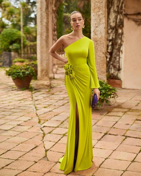 Vestido de fiesta largo. Confeccionado en jersey. Escote asimétrico y manga larga. Detalles florales. Incluye chal. MARFIL_BARCELONA.