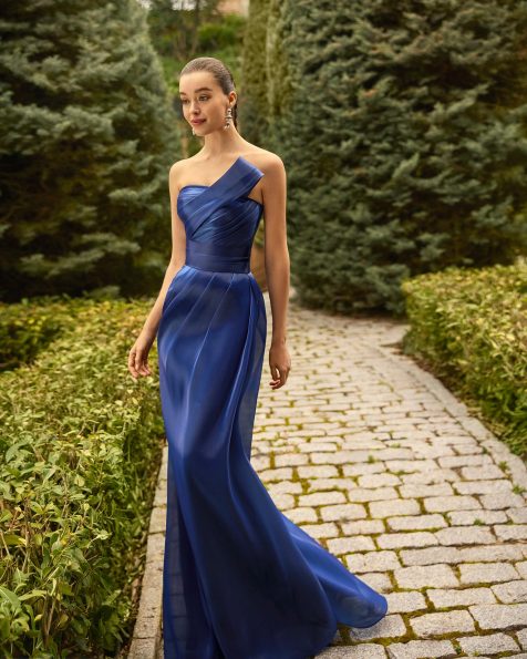 Long evening dress. Made of liquid organza. Strapless neckline. Includes shawl. MARFIL_BARCELONA.