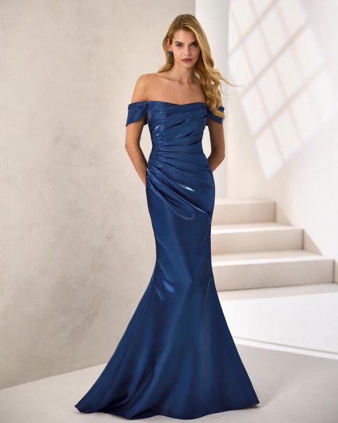 Vestido de fiesta largo. Confeccionado en raso. Escote palabra de honor y tirantes caídos. Incluye chal. MARFIL_BARCELONA.