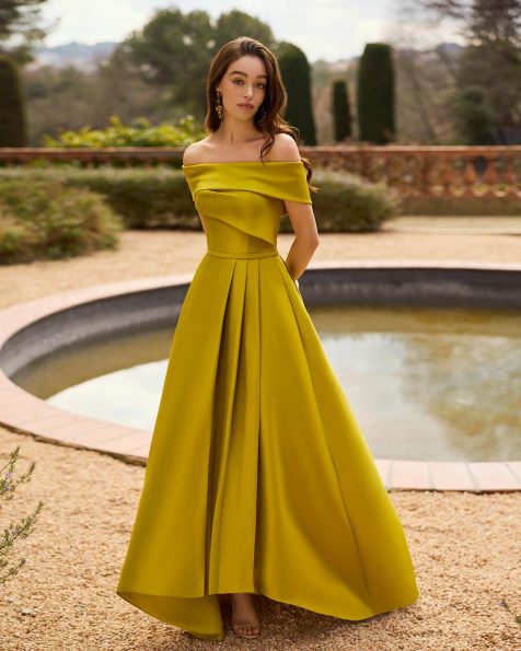 Vestido de fiesta midi, confeccionado en mikado con falda high-low. Escote palabra de honor y bolsillos en falda. Incluye cuello envolvente. MARFIL_BARCELONA.