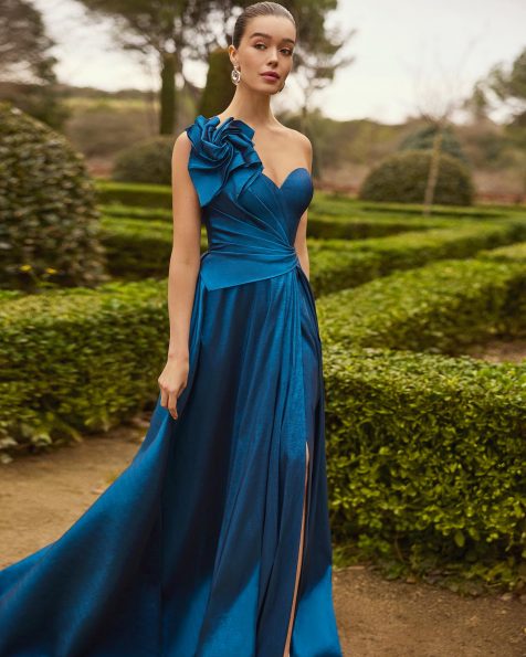 Vestido de fiesta largo. Confeccionado en tafetán. Escote asimétrico. Incluye chal. MARFIL_BARCELONA.