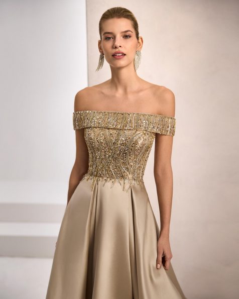 Abito da sera lungo. Realizzato in mikado. Scollo avvolgente e corpino con perline. Include scialle. MARFIL_BARCELONA.