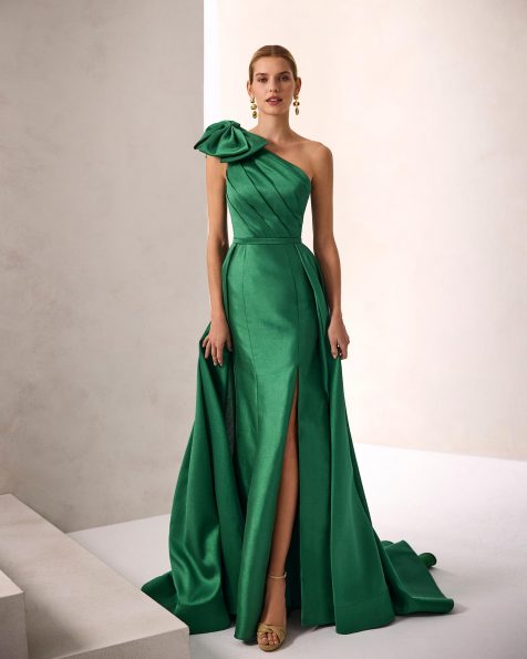 Vestido de fiesta largo. Confeccionado en tafetán. Escote asimétrico y espalda con cremallera. Sobrefalda. Incluye chal. MARFIL_BARCELONA.