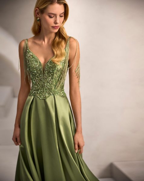 Vestido de fiesta largo. Confeccionado en mikado. Escote pico, tirantes y espalda con cremallera. Cuerpo con pedrería. Incluye chal. MARFIL_BARCELONA.