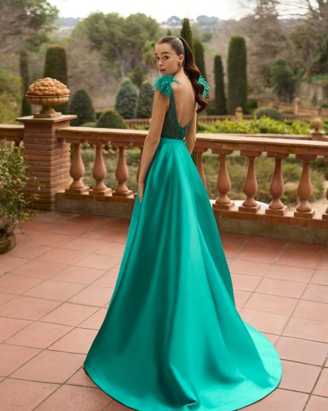 Vestido de fiesta largo. Confeccionado en mikado. Escote pico, tirantes y espalda escotada. Cuerpo con pedrería. Incluye chal. MARFIL_BARCELONA.