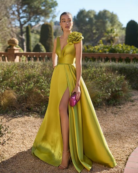 Abito da sera lungo. Realizzato in mikado. Scollo a V, schiena a V e spalline con fiori. Include scialle. MARFIL_BARCELONA.