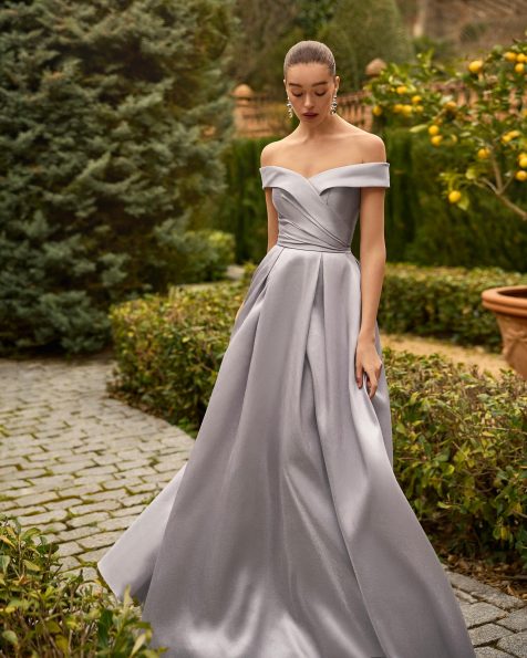 Long evening dress. Made of mikado. Sweetheart neckline and dropped straps. Includes shawl. MARFIL_BARCELONA.