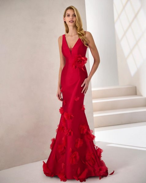 Long evening dress. Made of mikado. V-neckline, V-back, and straps. Floral details. Includes shawl. MARFIL_BARCELONA.