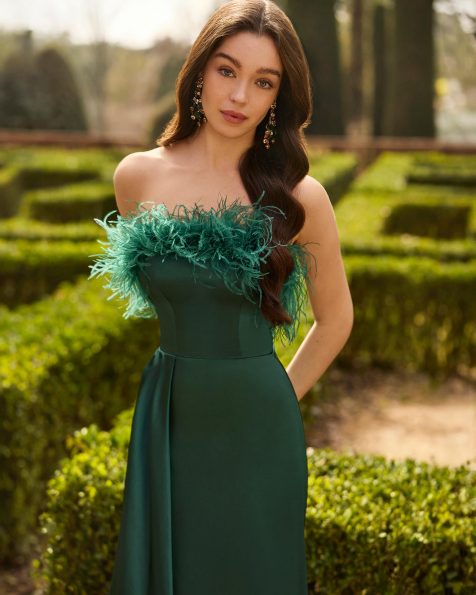 Long evening dress. Made of satin. Strapless neckline with feathers. Includes shawl. MARFIL_BARCELONA.