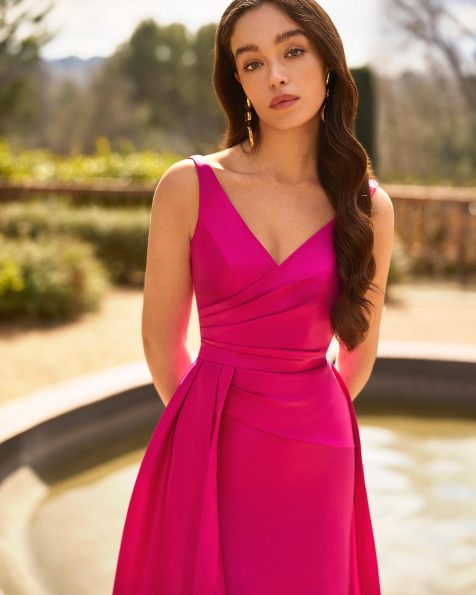 Long evening dress. Made of satin mikado. V-neckline and open back. Includes shawl. MARFIL_BARCELONA.