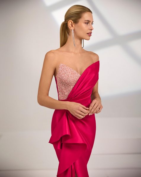 Abito da sera lungo. Realizzato in mikado. Scollo a cuore. Dettagli con perline. MARFIL_BARCELONA.