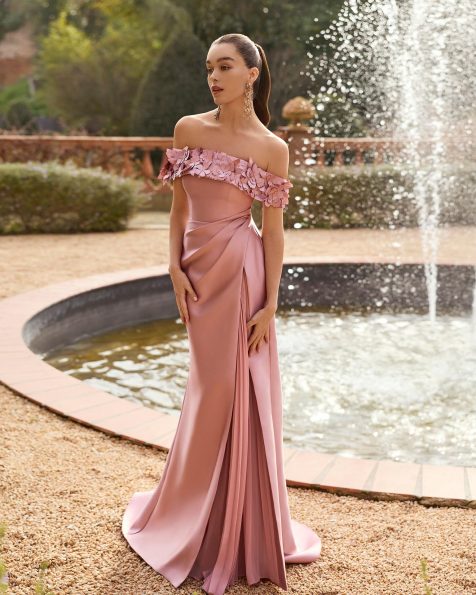 Abito da sera lungo. Realizzato in raso. Scollo senza spalline e spalline cadenti. Dettagli floreali. Include scialle. MARFIL_BARCELONA.