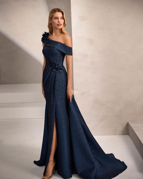 Vestido de fiesta largo. Confeccionado en jacquard. Escote palabra de honor y tirantes caídos. Detalles florales. Incluye chal. MARFIL_BARCELONA.