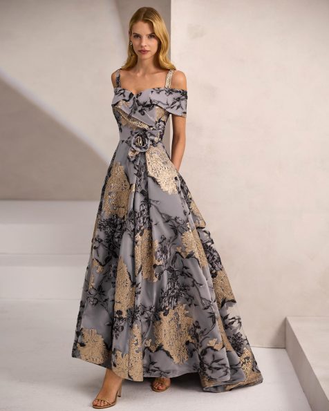 Vestido de fiesta largo. Confeccionado en brocado. Escote corazón y tirantes caídos. Flor en cintura. Incluye chal. MARFIL_BARCELONA.
