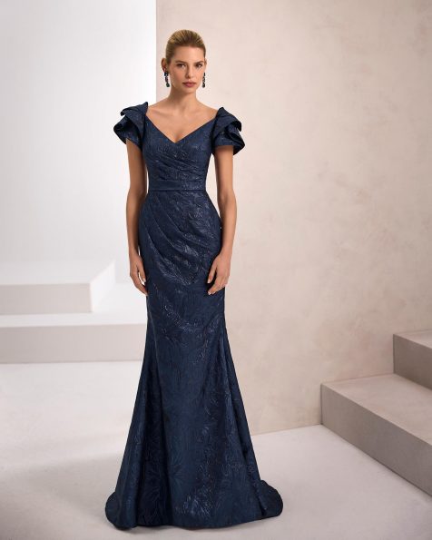 Long evening dress. Made of brocade. V-neckline and short sleeves. Includes shawl. MARFIL_BARCELONA.