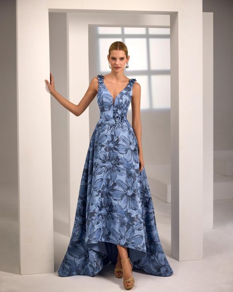 Vestido de fiesta largo. Confeccionado en brocado. Escote pico y tirantes. Detalles florales. Incluye chal. MARFIL_BARCELONA.