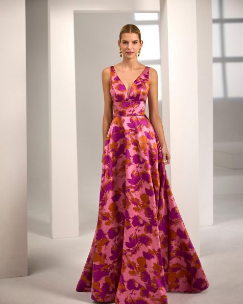Long evening dress. Made of brocade. V-neckline and double straps. Open back. Includes shawl. MARFIL_BARCELONA.