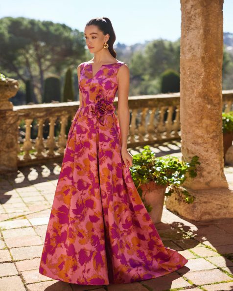Long cocktail dress. Made of brocade. V-neckline, open back with a 3D flower on the side. Includes a shawl. MARFIL_BARCELONA.