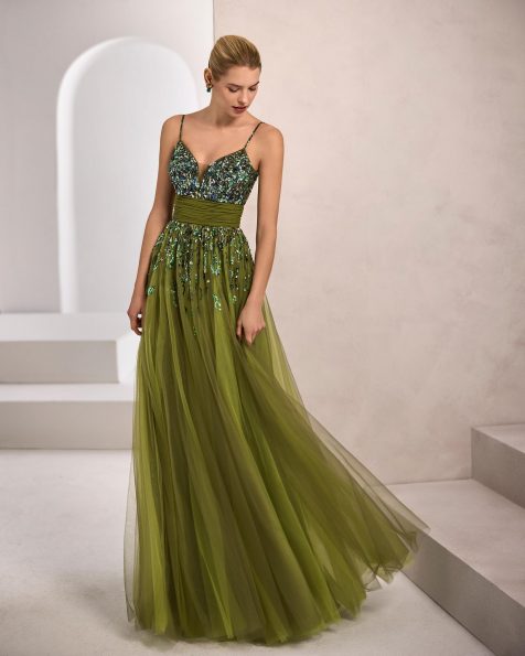 Long evening dress. Made of tulle. V-neckline and V-back. Beaded bodice. Includes shawl. MARFIL_BARCELONA.