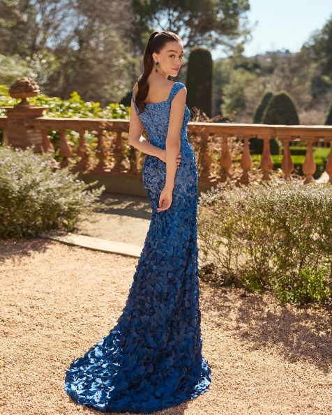 Vestido de fiesta largo, confeccionado en raso, con escote corazón, tirantes y espalda recta con abertura lateral en falda y chal. MARFIL_BARCELONA.