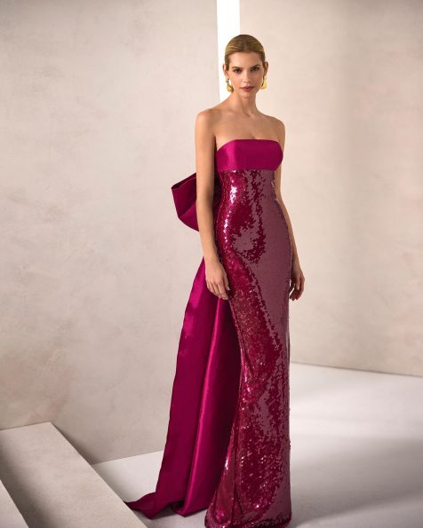 Abito da sera lungo. Realizzato in paillettes. Scollo senza spalline con sovrapposizione in taffetà. Fiocco sulla schiena. Include scialle. MARFIL_BARCELONA.