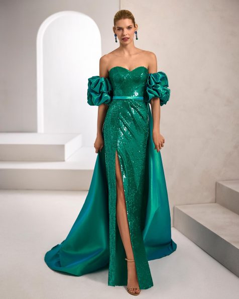 Vestido de fiesta largo. Confeccionado en lentejuelas. Escote corazón y cinturón. Watteau de tafetán. Incluye chal. MARFIL_BARCELONA.