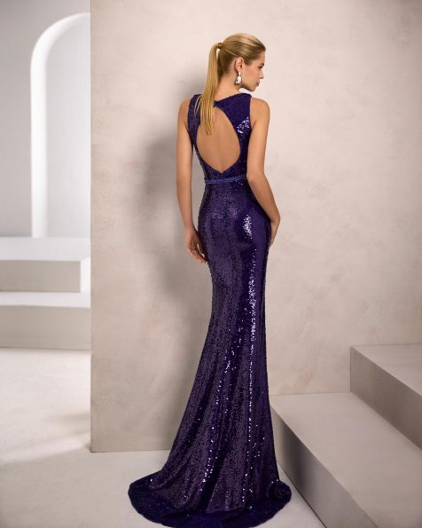 Long evening dress. Made of sequins. Deep neckline and beaded belt. Open back. MARFIL_BARCELONA.