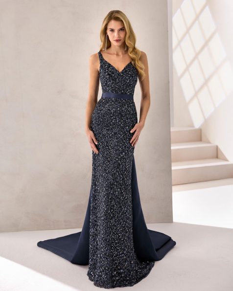 Vestido de fiesta largo. Confeccionado en lentejuelas. Escote corazón con tirantes. Lazo de raso. Incluye chal. MARFIL_BARCELONA.