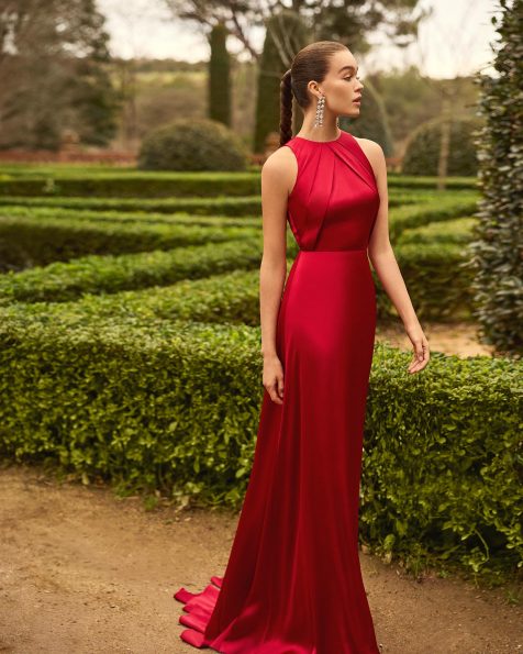 Vestido de fiesta largo. Confeccionado en raso texturizado. Cuello redondo y espalda con abertura. Incluye chal. MARFIL_BARCELONA.