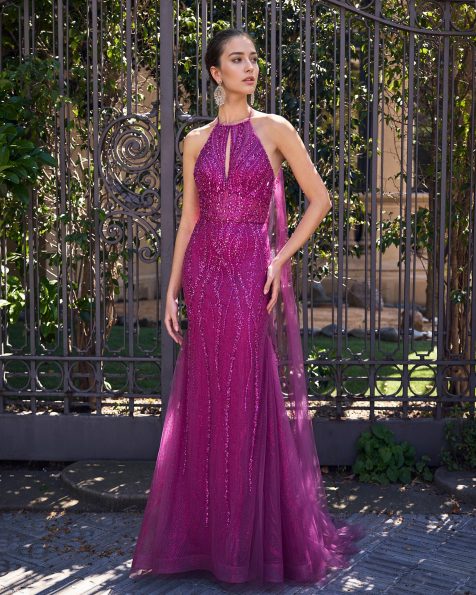 Long evening dress. Made of beaded fabric. Halter neckline and open back. Includes shawl. MARFIL_BARCELONA.