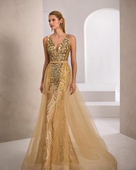 Long evening dress. Made of sequins. V-neckline and V-back. Tulle overskirt. Includes shawl. MARFIL_BARCELONA.