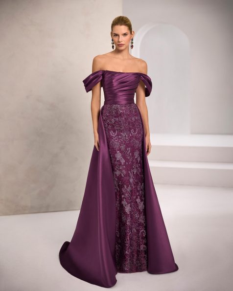 Vestido de fiesta largo dos piezas, confeccionado en tul bordado con pedreria, con escote palabra de honor y tirantes caidos, sobrefalda y chal. MARFIL_BARCELONA.