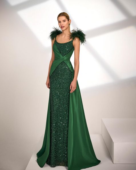 Vestido de fiesta largo. Confeccionado en lentejuelas. Tirantes con plumas. Incluye chal. MARFIL_BARCELONA.