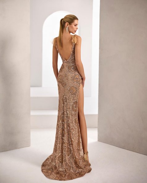 Long evening dress. Made of beaded fabric. V-neckline, straps, and open back. Skirt with side slit. Includes shawl. MARFIL_BARCELONA.