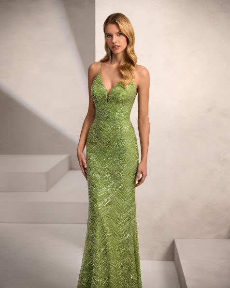 Vestido de fiesta largo. Confeccionado en pedrería. Escote profundo, tirantes y espalda escotada. Incluye chal. MARFIL_BARCELONA.