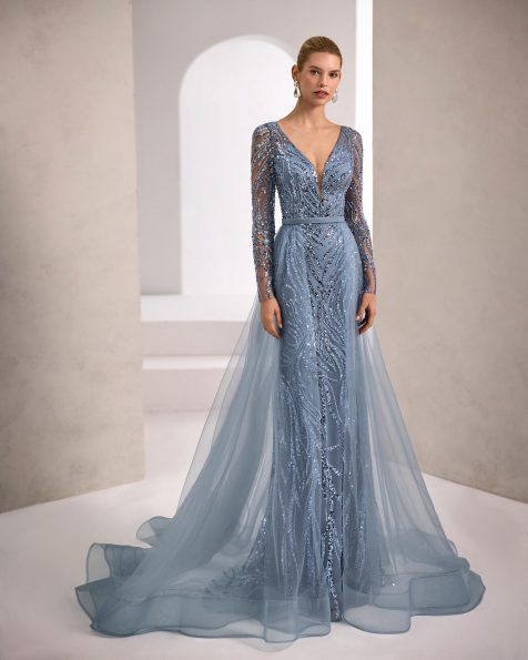 Vestido de fiesta largo. Confeccionado en lentejuelas. Escote profundo y manga larga. Sobrefalda de tul. Incluye chal. MARFIL_BARCELONA.